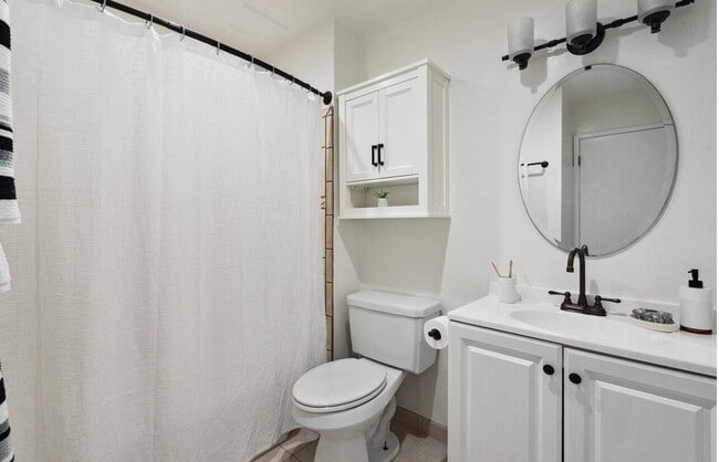 Building Photo - "Chic 1-Bed Oasis with Hardwood & Marble F...