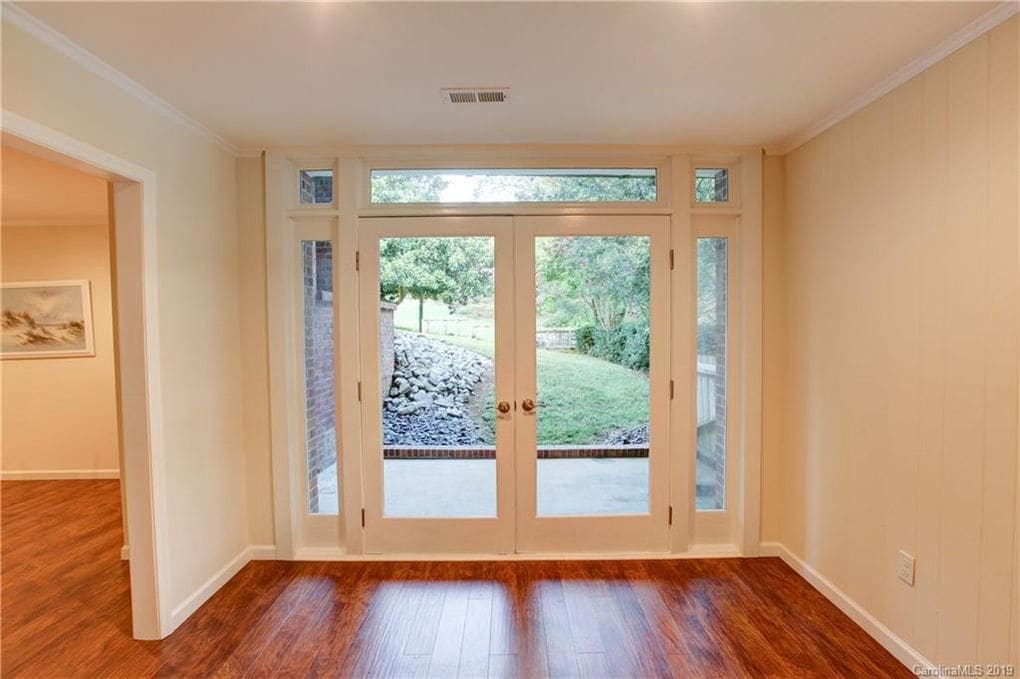 Building Photo - 800 Edgewater Dr