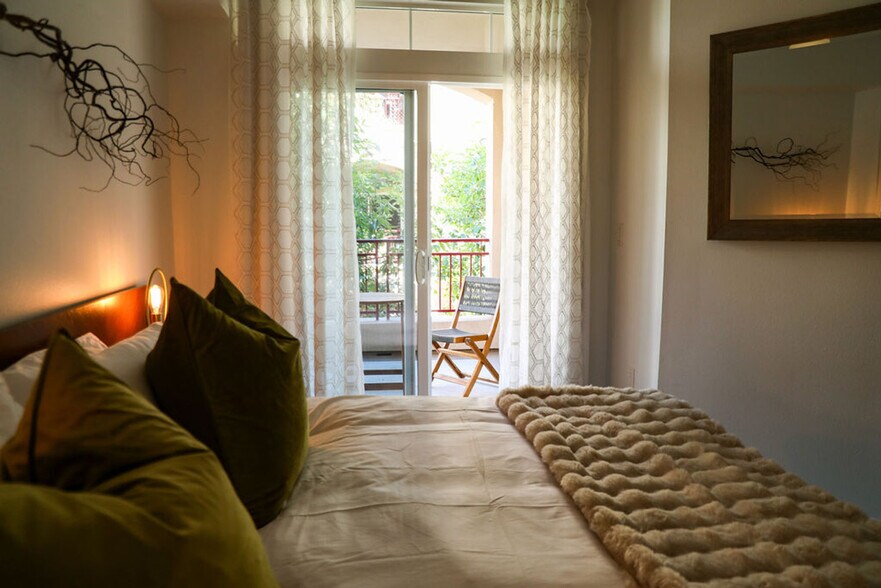 Building Photo - 2419 Fifth Ave