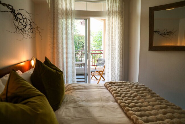 Building Photo - 2419 Fifth Ave