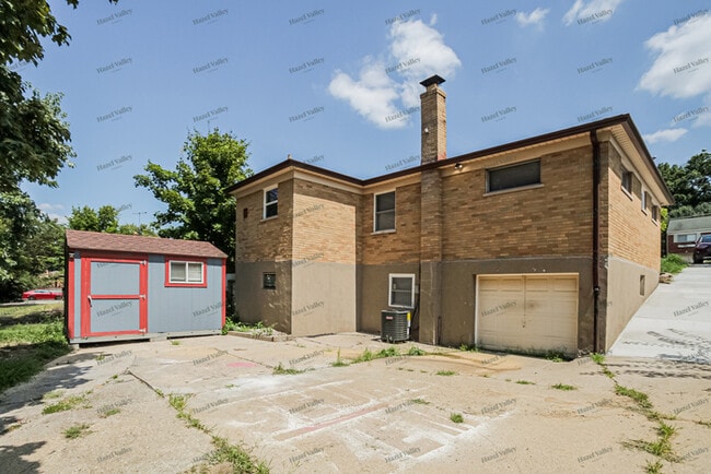 Building Photo - 6585 Daly Rd