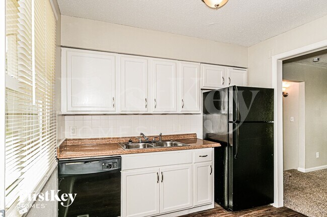 Building Photo - 6680 Foxshire Dr