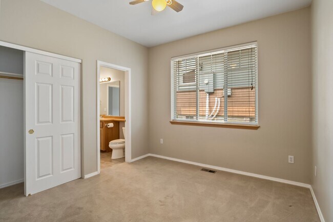 Building Photo - Beautiful Eagle Crest Home with Stunning Views and High-End Features!