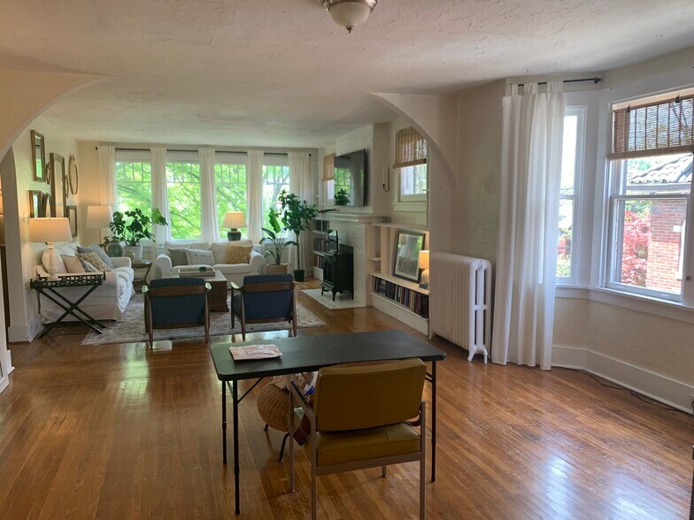 Building Photo - 5535 Wellesley Ave