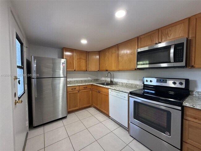 Building Photo - 3475 N Country Club Dr