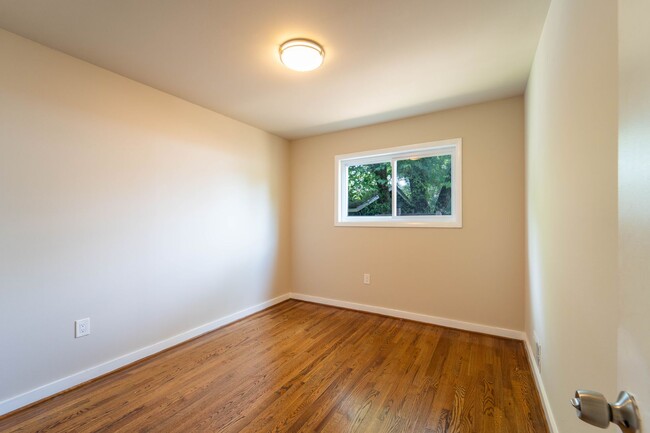 Building Photo - 5 BD 3 BA Oxon Hill, MD home is ideal for ...