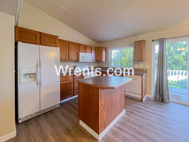 Building Photo - Beautiful 4 Bedroom, 3 Bathroom Home – 5 Mile