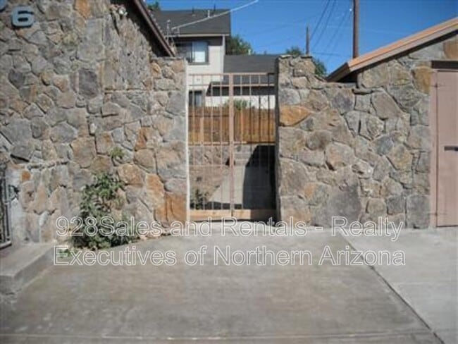 Building Photo - 806 W Coconino Ave