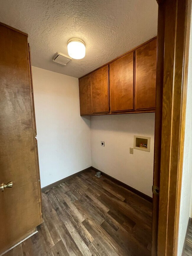 Building Photo - Desirable East Medford Single Story
