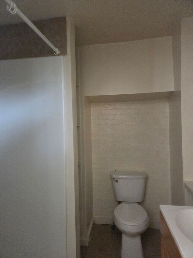 Building Photo - 654 Chestnut St