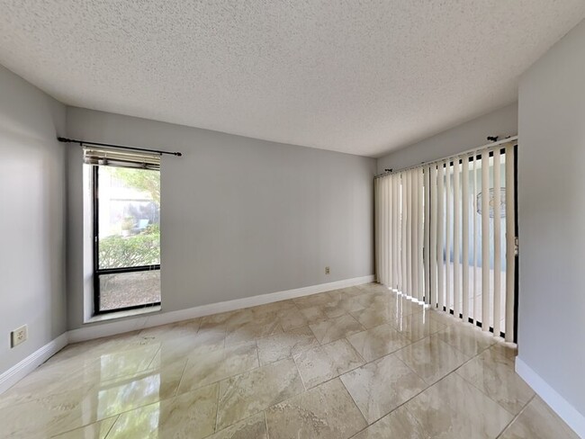 Building Photo - 2956 Clubview Dr