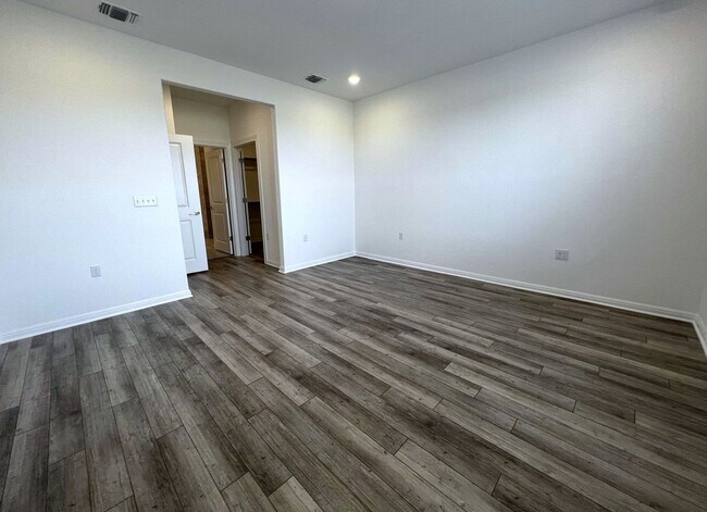 Building Photo - 106 Middle Crk Rd