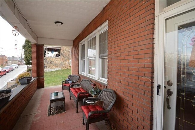 Building Photo - 2112 Saranac Ave