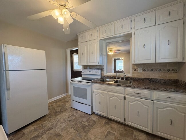 Building Photo - MOVE IN SPECIAL: 2 Bedroom, 1 Bathroom in Greensboro!