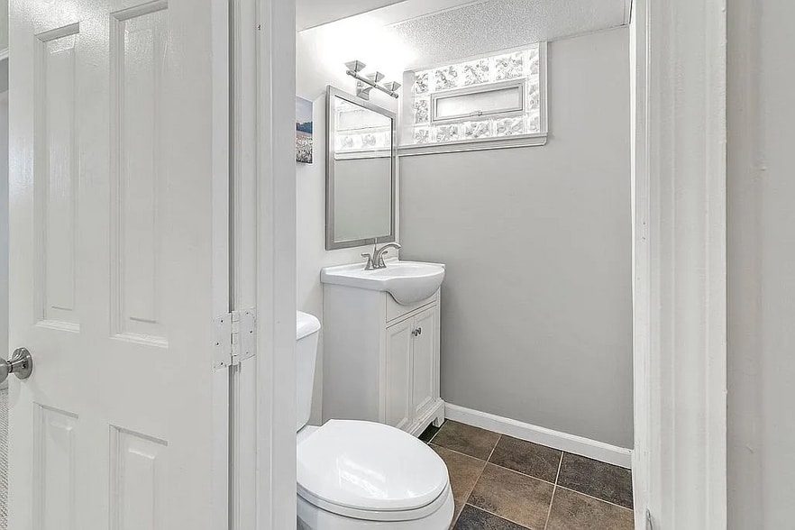 Building Photo - 802 Loney St