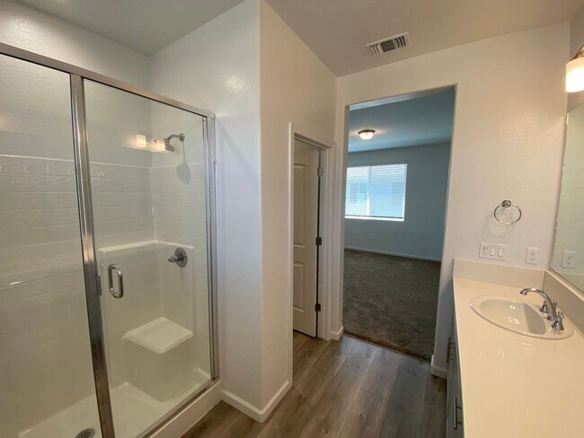 Building Photo - Corner lot Woodside Home in NW Visalia com...