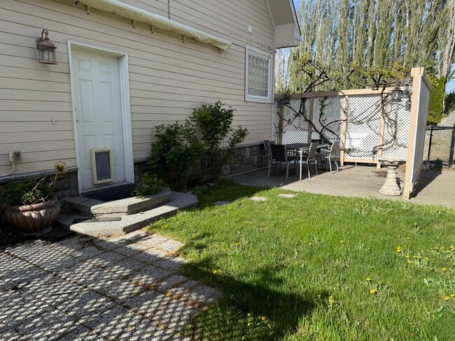 Building Photo - 432 Lakeview Dr