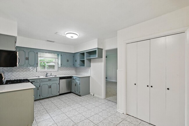 Building Photo - Newly Updated with Large Yard!
