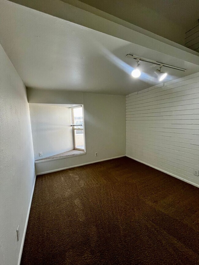 Building Photo - Bright 2 story 2br, 1b, 875sq. ft townhous...
