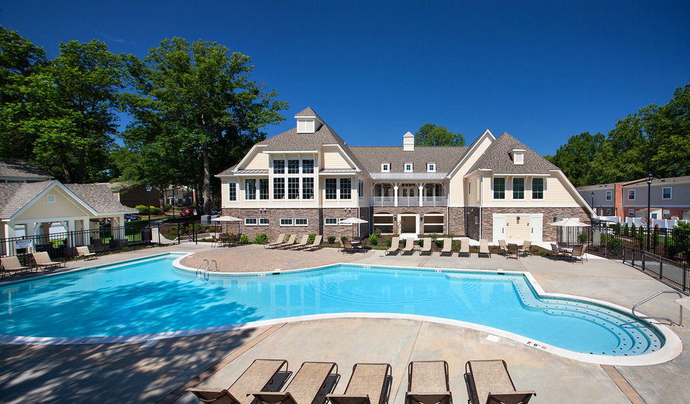 Pool and Clubhouse - Kings Crossing