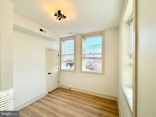 Building Photo - 1802 11th St NW