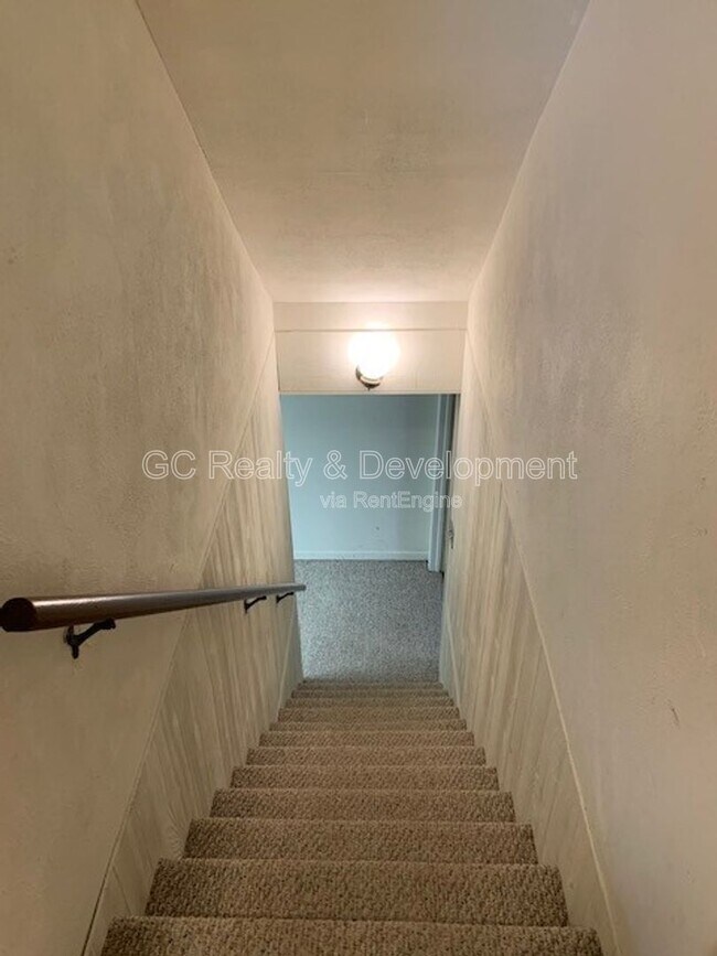 Building Photo - 87 W Surrey Ln