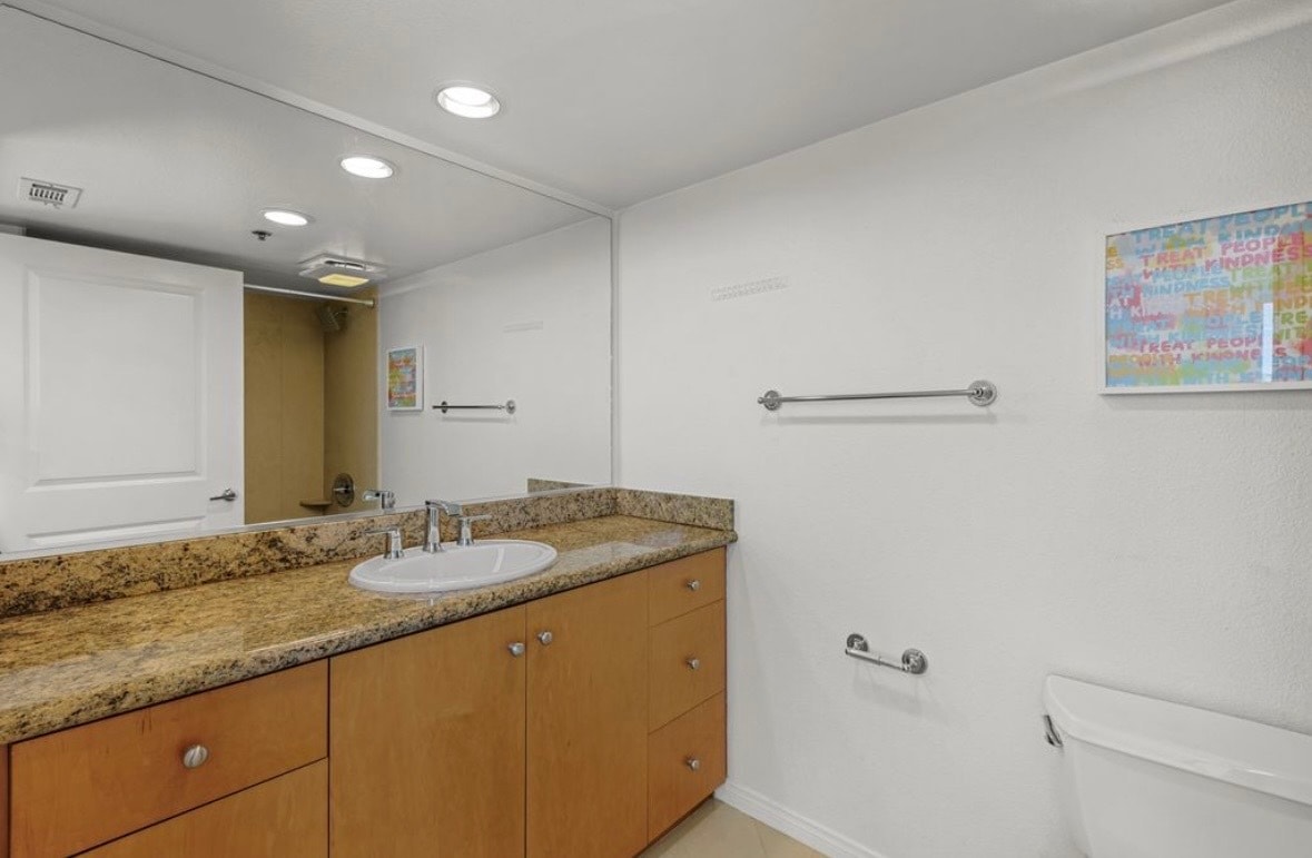 Building Photo - 924 Hornblend St