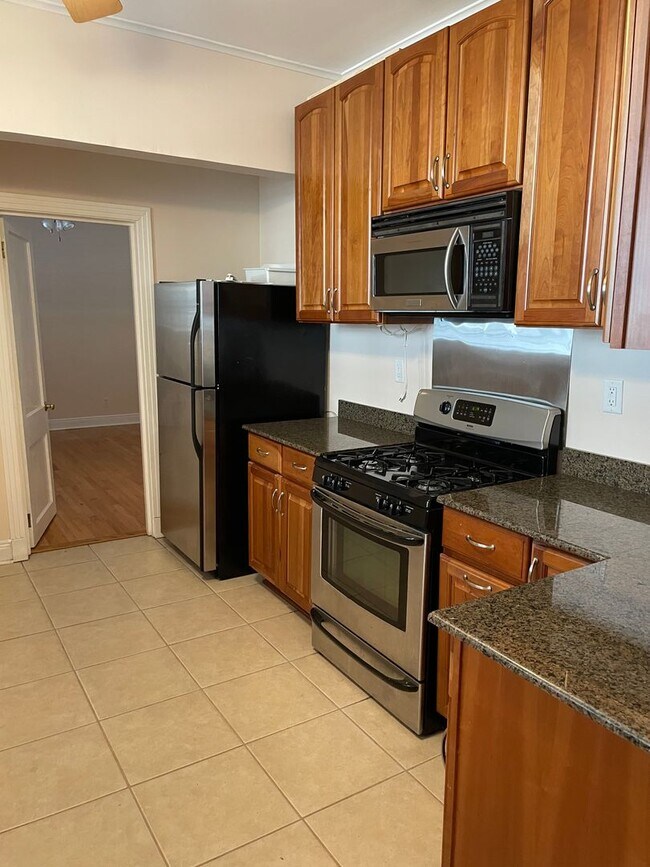 Building Photo - Large 3BD/2BA House Uptown with Driveway and Fenced Backyard