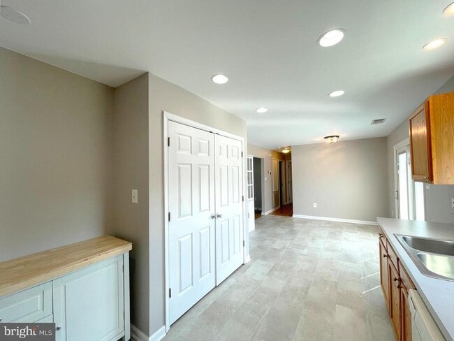 Building Photo - 813 Yardley Dr