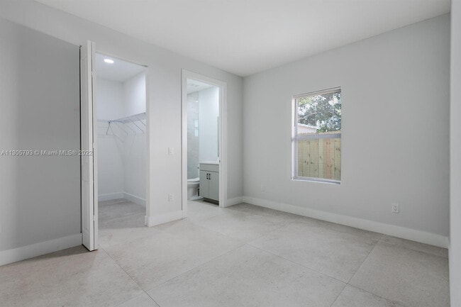 Building Photo - 513 6th Ave S