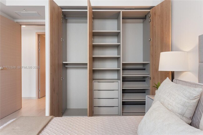 Building Photo - 10281 W Bay Harbor Dr