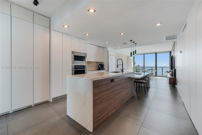 Building Photo - 460 NE 28th St