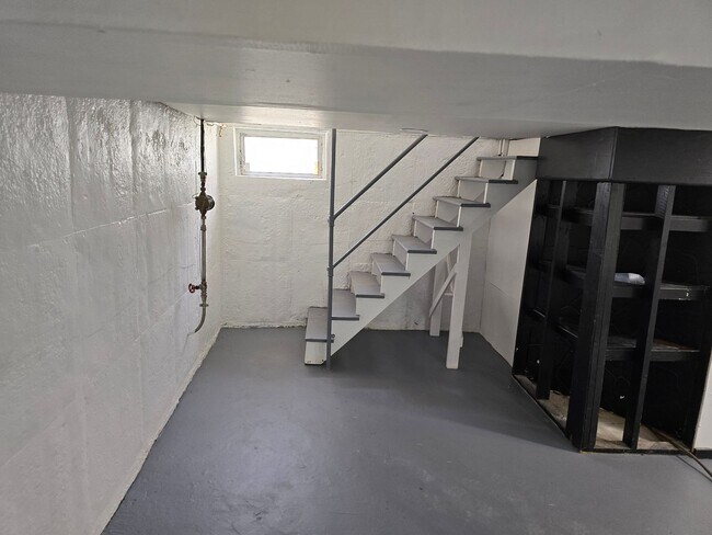 Building Photo - UPDATED 2 Bed 1 Bath  Home with Finished Lower Level & Spacious Backyard in Normandy School District