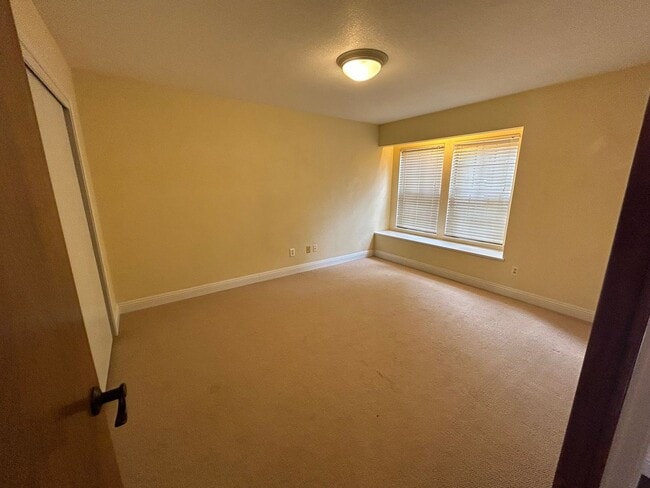 Building Photo - 3 bedroom 2 bathroom in central Visalia!