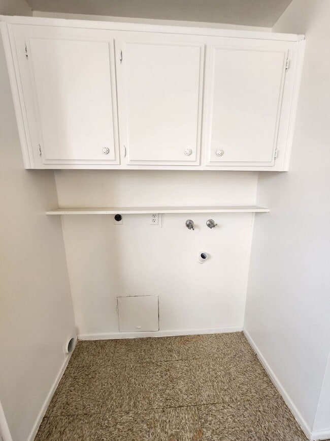 Building Photo - **Move In Speacial $100 Off 1st Month's Re...