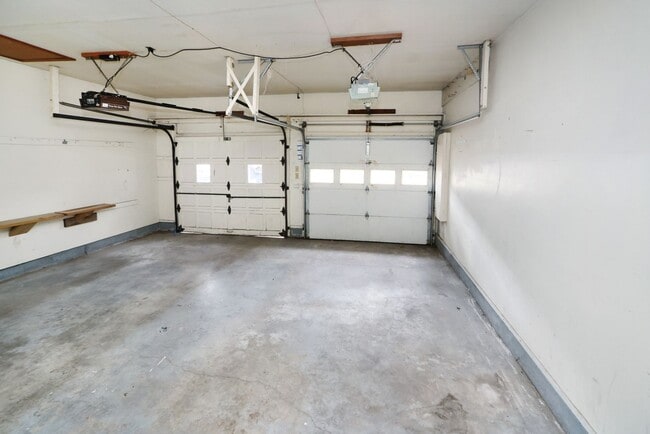 Building Photo - Don't Fuss with the Bus -5 Bed - 3 Bath - ...