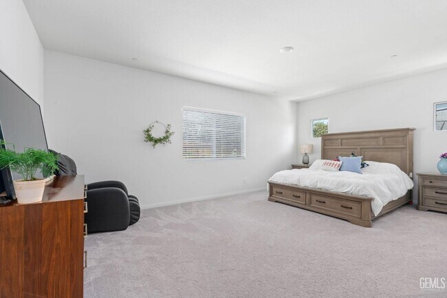 Building Photo - 4 Bed 2 Bath