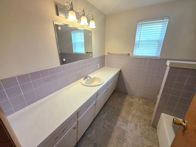 Building Photo - 3 Bedroom, 2 Bath House on Brink Avenue