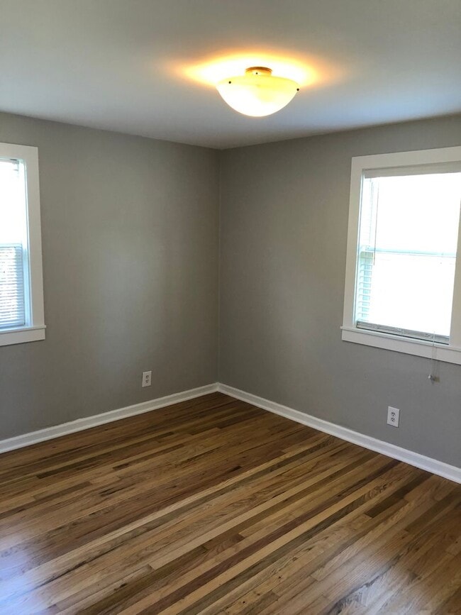 Building Photo - Great unit available in duplex!