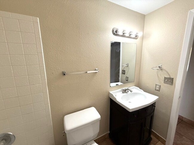 Building Photo - 3 bedroom house in Elko with garage