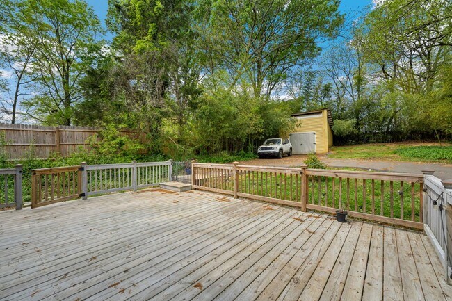 Building Photo - Beautiful 3Bed/2Bath home with Unique Features and Fenced Backyard!