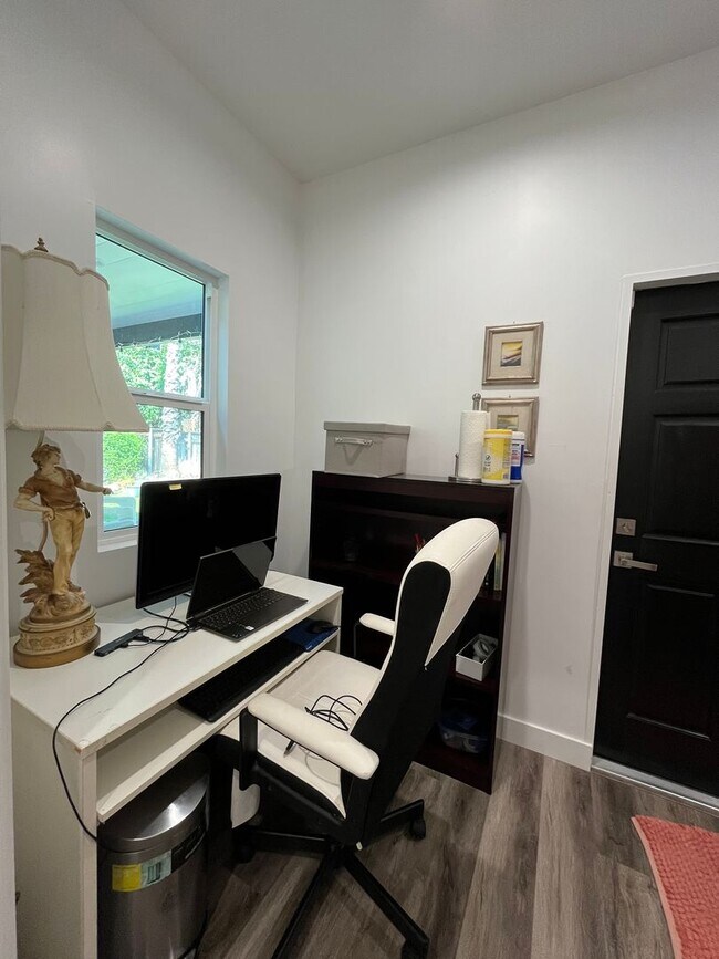 Building Photo - Furnished 1+1 w/dishwasher + in-unit laundry!