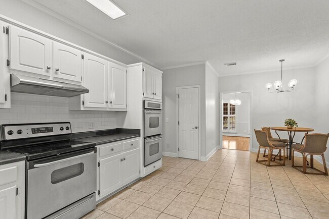 Building Photo - 10495 Royal Points Dr
