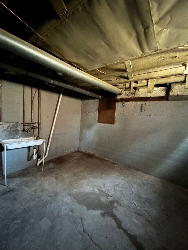 Building Photo - Updated 3-Bedroom, 1-Bathroom Home – $1,400/Month | Accepting Section 8