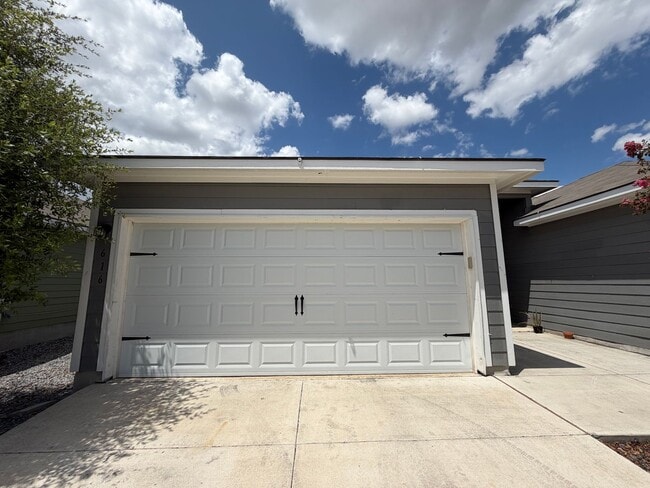 Building Photo - 616 Ashers Pl