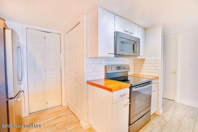 Building Photo - 1540 Riverside Dr
