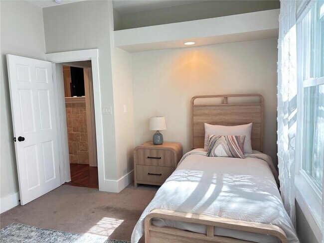 Building Photo - 324 Julia Pl