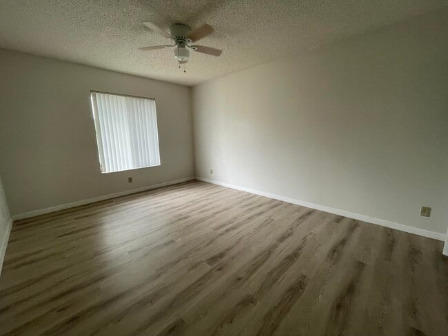Building Photo - 207 Foxtail Dr