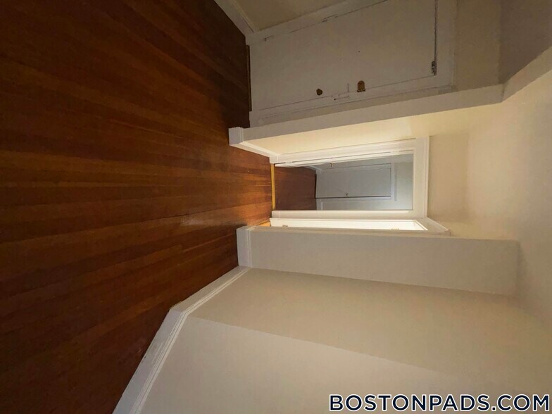 Building Photo - 518 Cambridge St