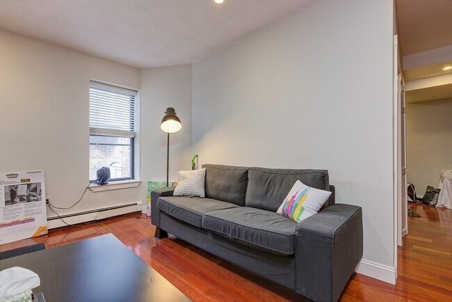 Building Photo - NO FEE - Renovated Two Bed Near Northeastern